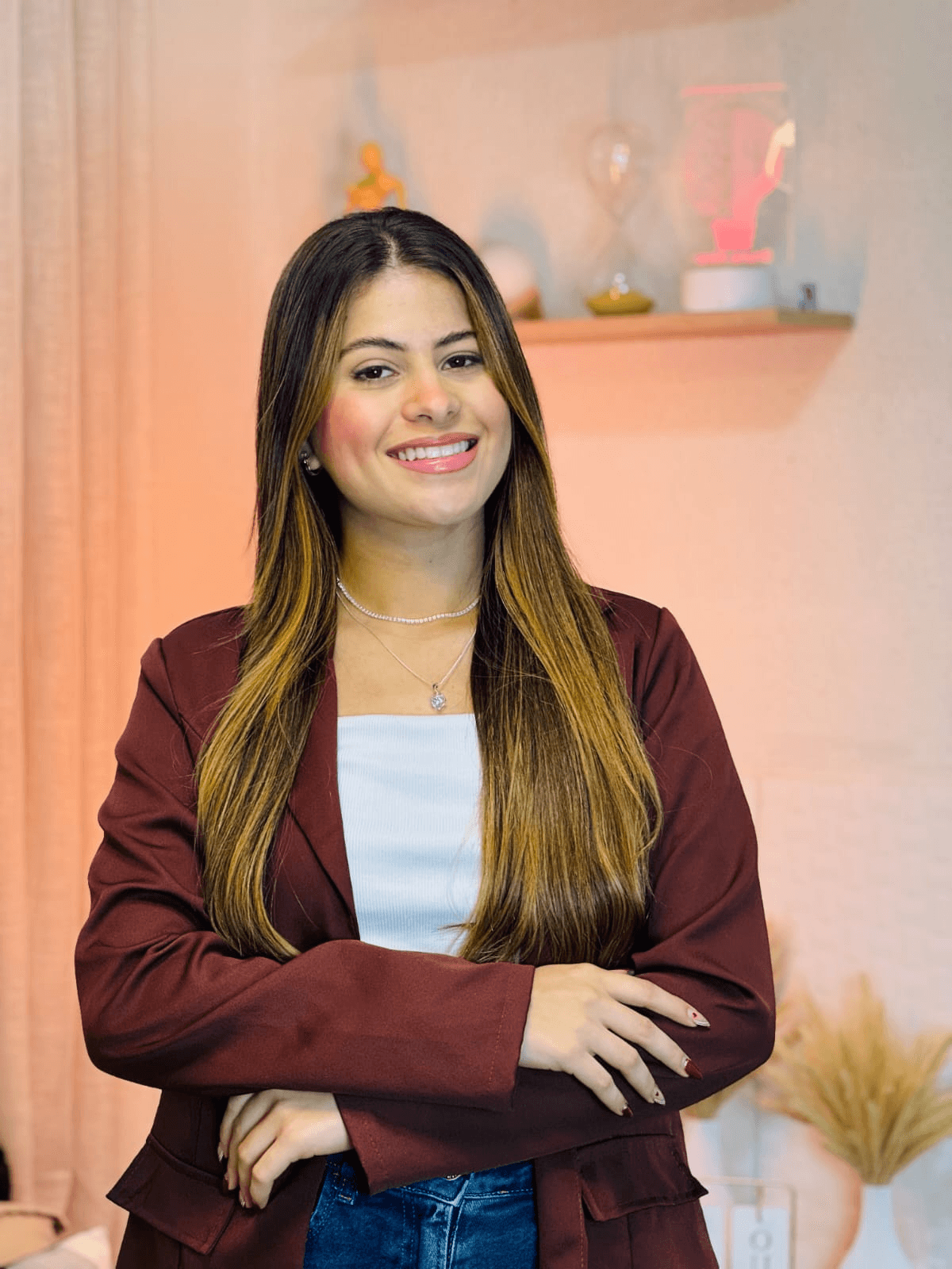 Bruna Alves, psicóloga, em seu consultório com expressão acolhedora